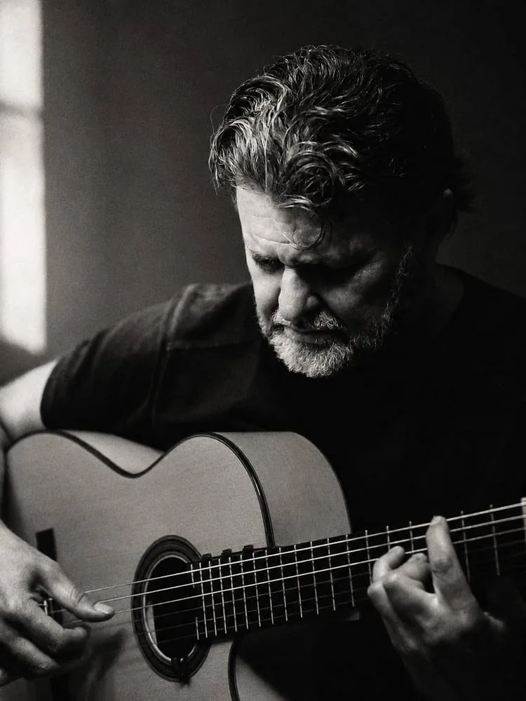 Portrait scénique du guitariste flamenco Antonio Segura