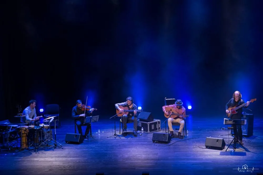Antonio Segura jouant de la guitare flamenca sur scène